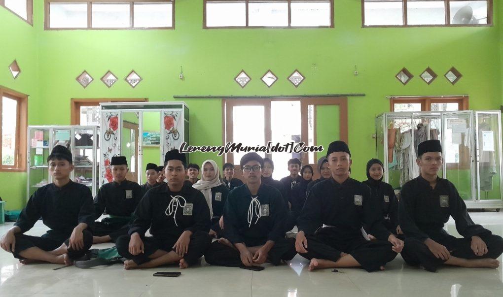 Pesilat SH Terate Komisariat SMAN 3 Pati sedang berkonsentrasi dan berdzikir dalam acara doa bersama di Masjid Jabal Khoir SMAN 3 Pati