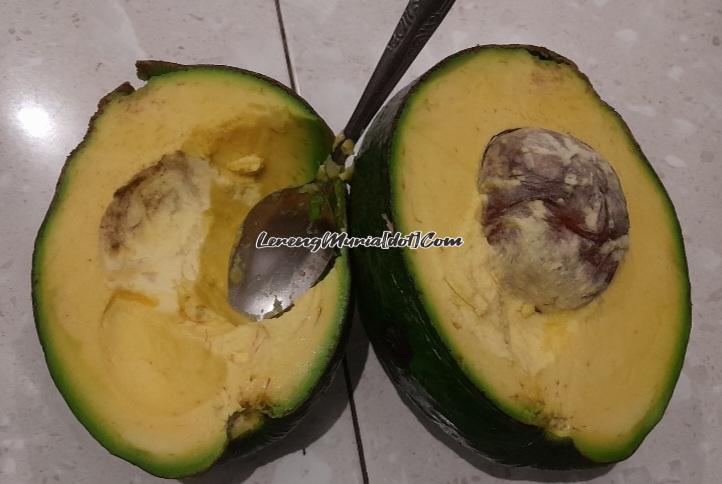 Alpukat Kendil yang memiliki daging buah tebal dan berwarna kuning mentega
