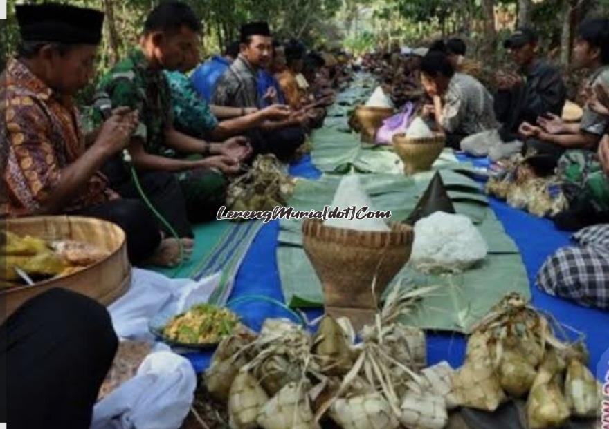 Ilustrasi tradisi kondangan ketupat di pinggir kedung suatu sungai pada jaman dahulu (Foto: Antara News)