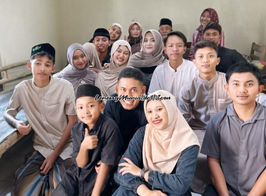 Keluarga Besar Mbah Sukawi yang mengadakan pertemuan dengan penuh kebersamaan di Desa Dengkek Pati pada saat Hari Raya Idul Fitri