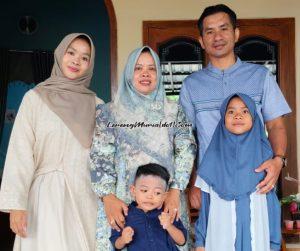 Kak Aira (nomor 1 dari kiri) beserta keluarga di Hari Raya Idul Fitri 1447 H: siap open house | LERENG MURIA | LERENG MURIA Kak Aira (nomor 1 dari kiri) beserta keluarga di Hari Raya Idul Fitri 1447 H: siap open house