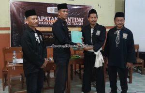 Abdul Khalim (2 dari kiri) memberikan ucapan selamat kepada Muhammad Rif'an (3 dari kiri) sebagai Ketua Ranting Winong lagi didampingi Ketua Dewan Cabang H. Muhammad Sururi (paling kanan) | LERENG MURIA | LERENG MURIA Abdul Khalim (2 dari kiri) memberikan ucapan selamat kepada Muhammad Rif'an (3 dari kiri) sebagai Ketua Ranting Winong lagi didampingi Ketua Dewan Cabang H. Muhammad Sururi (paling kanan)
