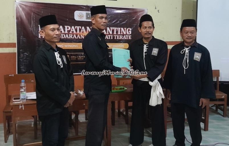 Abdul Khalim (2 dari kiri) memberikan ucapan selamat kepada Muhammad Rif'an (3 dari kiri) sebagai Ketua Ranting Winong lagi didampingi Ketua Dewan Cabang H. Muhammad Sururi (paling kanan)