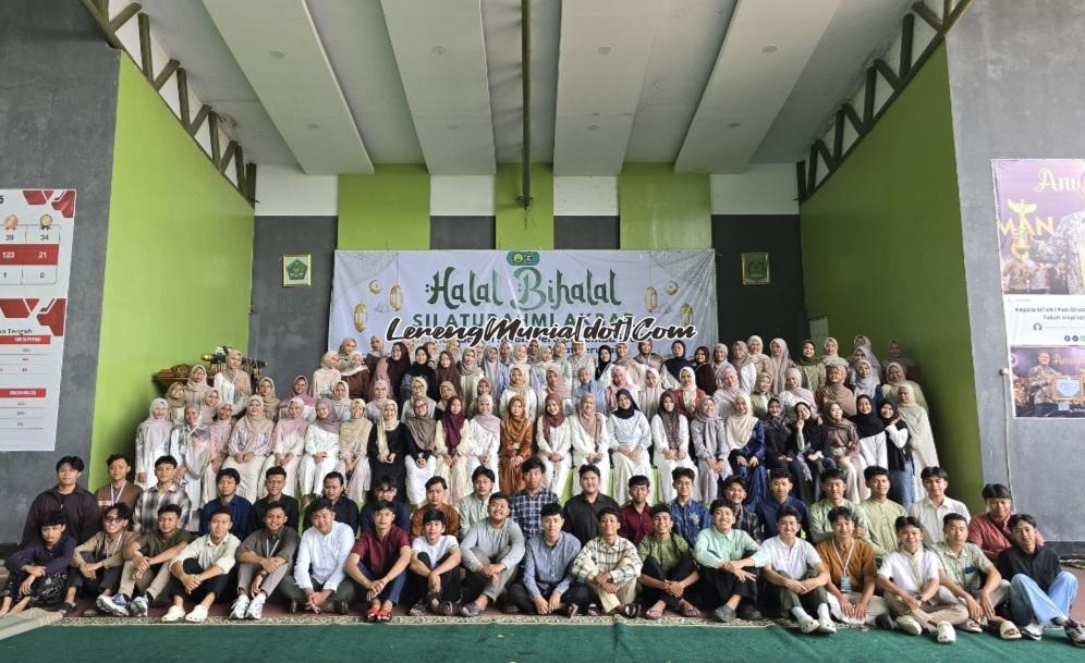 Para Alumni MTs Negeri 1 Pati berfoto bersama seusai acara halalbihalal