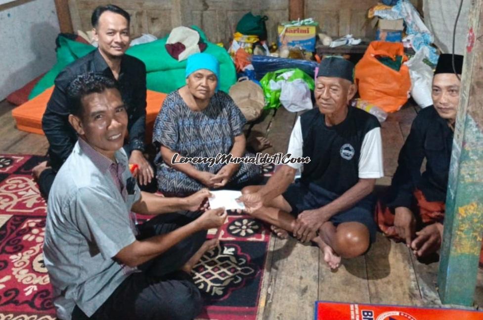 Abdul Khalim (1 dari kiri) memberikan santunan, dan diterima oleh Munji (2 dari kiri) di rumahnya