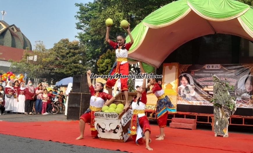 Siswa SMPN 1 Pati menampilkan Tari Jeruk Pamelo pada saat CFD di Alun-Alun Simpang Lima Kota Pati