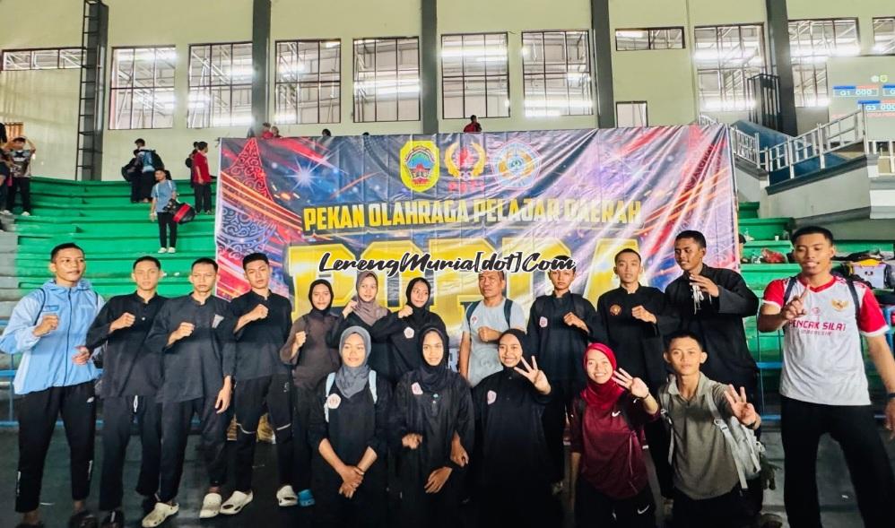 Atlet dan pelatih SMAN 3 Pati berfoto bersama seusai mengumpulkan medali terbanyak pertama dalam Popda Kabupaten Pati 2026