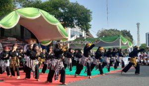 Pesilat SH Terate SMPN 1 Gembong sedang tampil di CFD di Alun-Alun Simpang Lima Kabupaten Pati