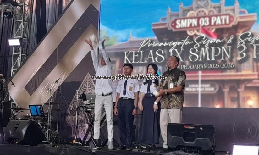 Ketua Komite Fatkhurrrahman (1 dari kiri) dan Plt. Kepala SMPN 3 Pati Muchsinin (4 dari kiri) melepas burung merpati secara simbolik dalam acara Purnawiyata Kelas IX SMPN 3 Pati