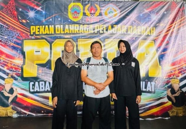 Dua pesilat SMPN 4 Pati Najwa Maylani (1 dari kiri) dan Kholifatus Sa'adah (3 dari kiri) yang berhasil meraih medali emas Popda Kabupaten Pati didampingi oleh Eko Wahono (tengah) selaku pelatih