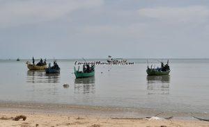 Perahu nelayan ikut memperindah pemandangan di Pantai Wates Rembang di pagi hari | LERENG MURIA | LERENG MURIA Perahu nelayan ikut memperindah pemandangan di Pantai Wates Rembang di pagi hari