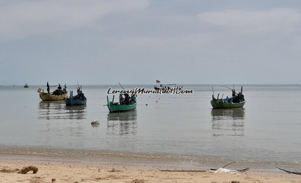 Perahu nelayan ikut memperindah pemandangan di Pantai Wates Rembang di pagi hari